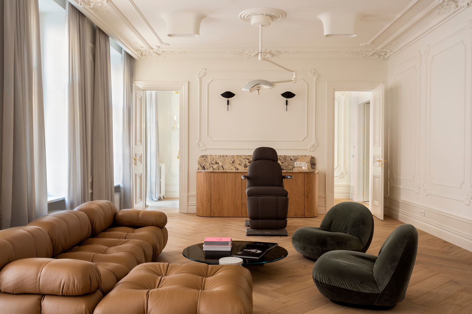 Luksusowy gabinet medyczny Klinika Ambroziak Kopernika, lampa medyczna, fotel medyczny, skórzana sofa projekt wnętrza Purple Pracownia