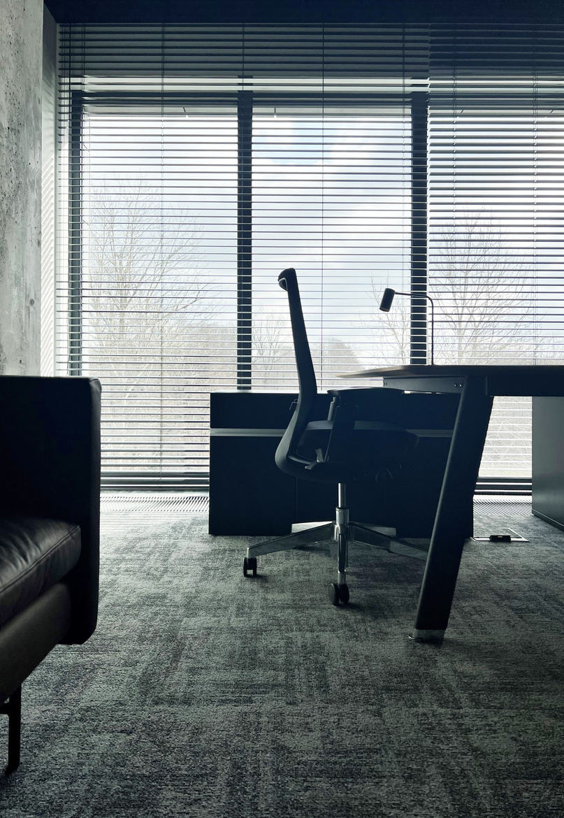 ciemne wnętrze biurowe firmy Interfiber, czarny sufit, czarne żaluzje, minimalistyczne wnętrze projektu purple pracownia